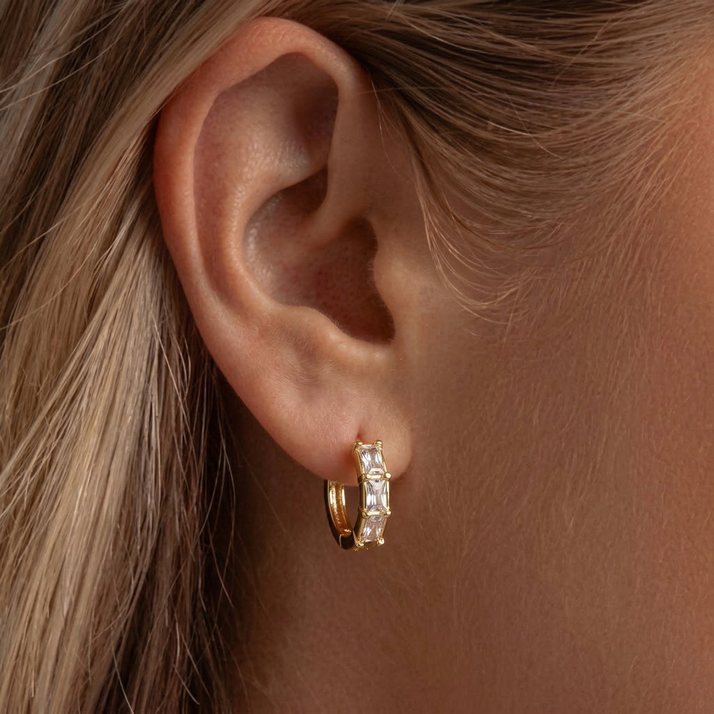 Velis Mini Taşlı Küpe — 14 ayar altın görünümlü küpe | Ferlin Jewelry